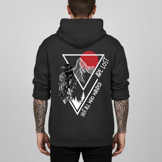 Ein tätowierter Mann trägt einen Hoodie