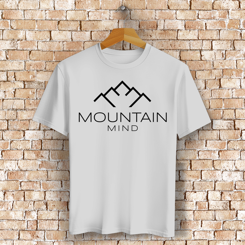 weißes Tshirt mit Rundkragen und großem schwarzen Mountain Mind Logo auf der Brust