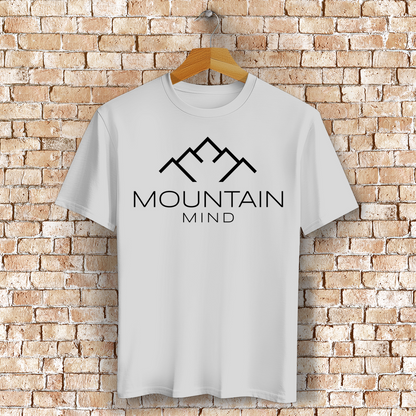 weißes Tshirt mit Rundkragen und großem schwarzen Mountain Mind Logo auf der Brust