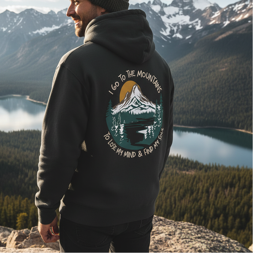 Ein Mann trägt den Hoodie lose my mind 