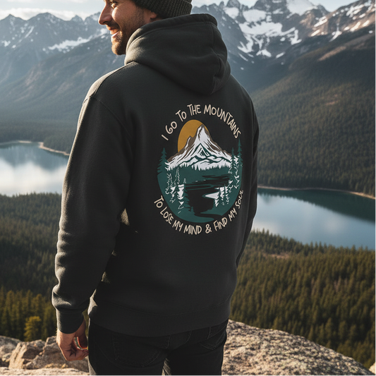 Ein Mann trägt den Hoodie lose my mind 