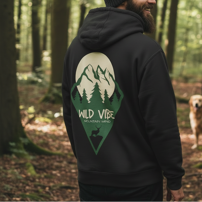 Ein Mann trägt einen Hoodie Wild Vibe
