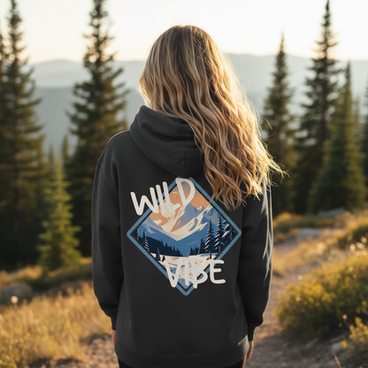 Eine Frau hat einen veganen Oversized Hoodie von Mountain Mind an