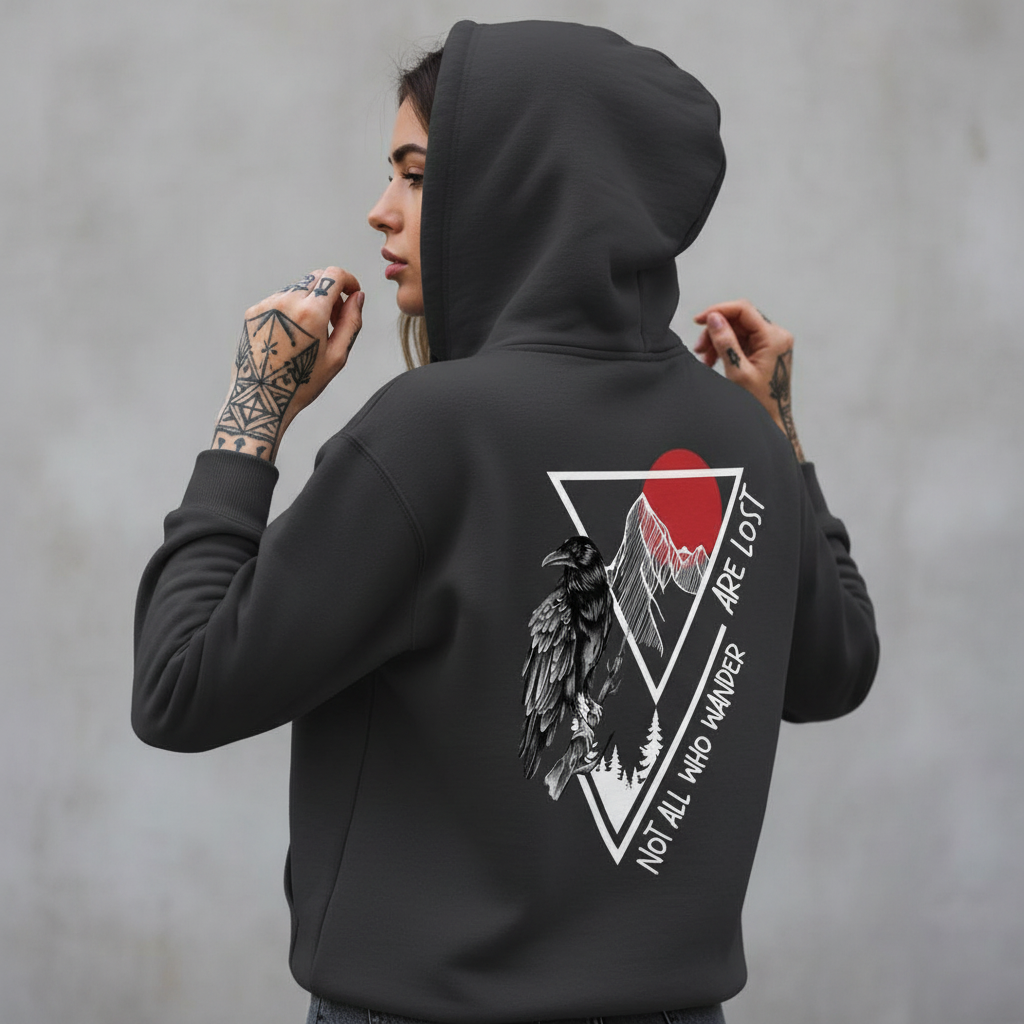 Eine Frau mit Tattoos trägt einen Hoddie von Mountain Mind