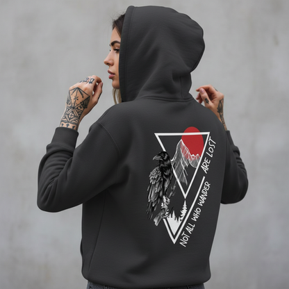 Eine Frau mit Tattoos trägt einen Hoddie von Mountain Mind