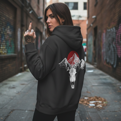 Eine junge Frau trägt den Pathfinder Hoody von Mountain Mind