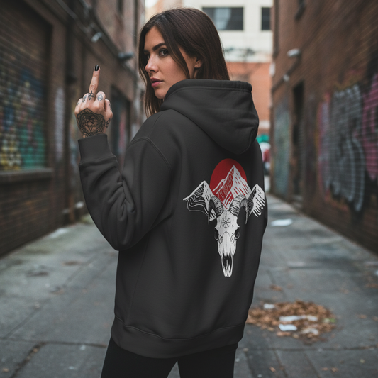 Eine junge Frau trägt den Pathfinder Hoody von Mountain Mind