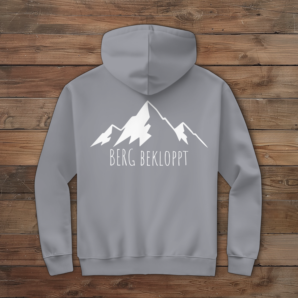 Ein grauer Hoodie mit weissem Berg bekloppt Logo auf dem Rücken 