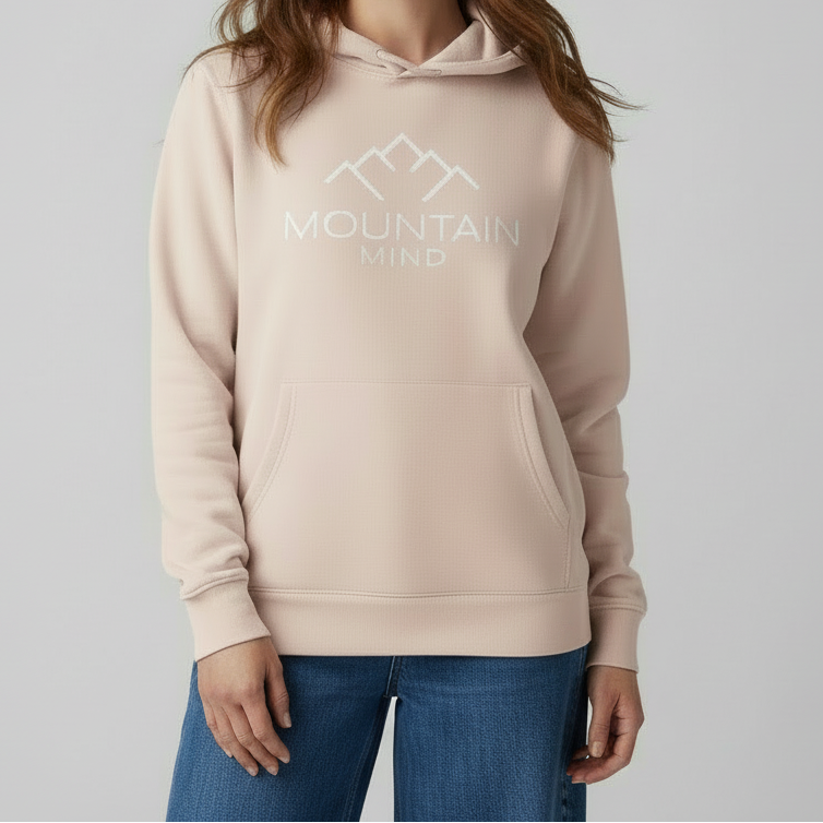 Eine Frau trägt einen rosa Hoodie von Mountain mind