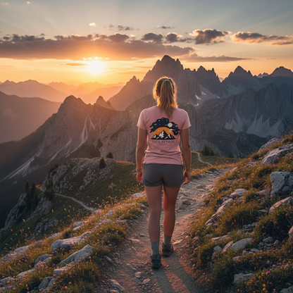 Eine Frau wandert in den Bergen und trägt ein rosanes Moon Mountain Mind T-shirt