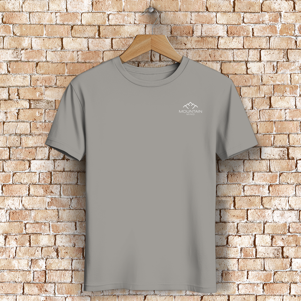 graues T-Shirt mit kleinem Mountain Mind Logo auf der Brust