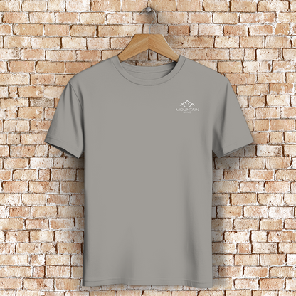 graues T-Shirt mit kleinem Mountain Mind Logo auf der Brust