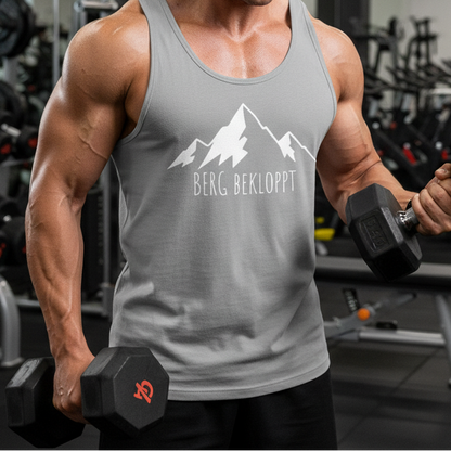 Ein Mann trainiert mit Hanteln und trägt das Berg Bekloppt Shirt