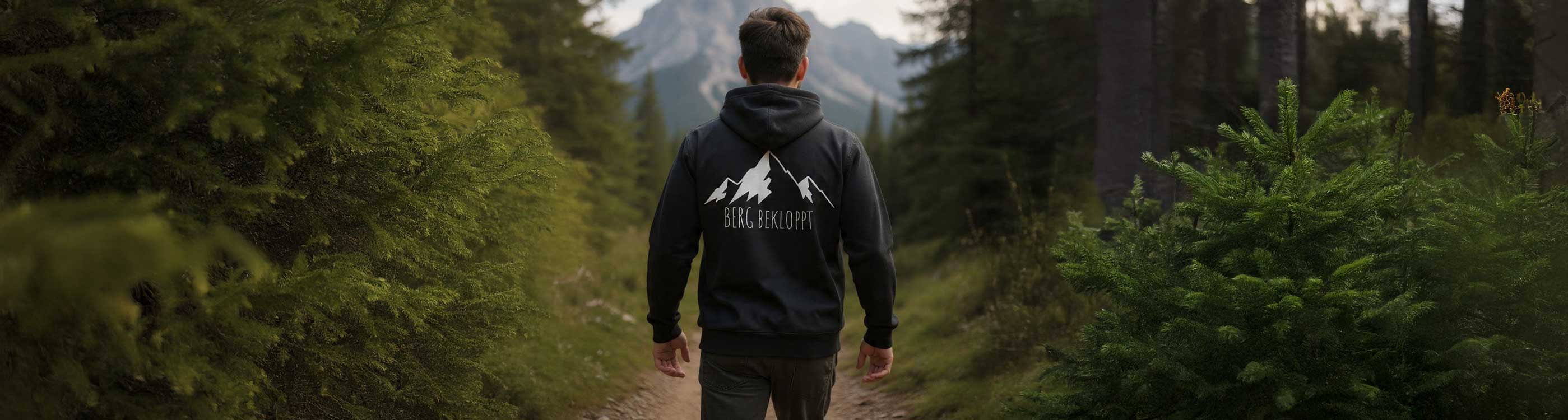 Ein Mann läuft durch den Wald und trägt den Berg bekloppt Hoodie