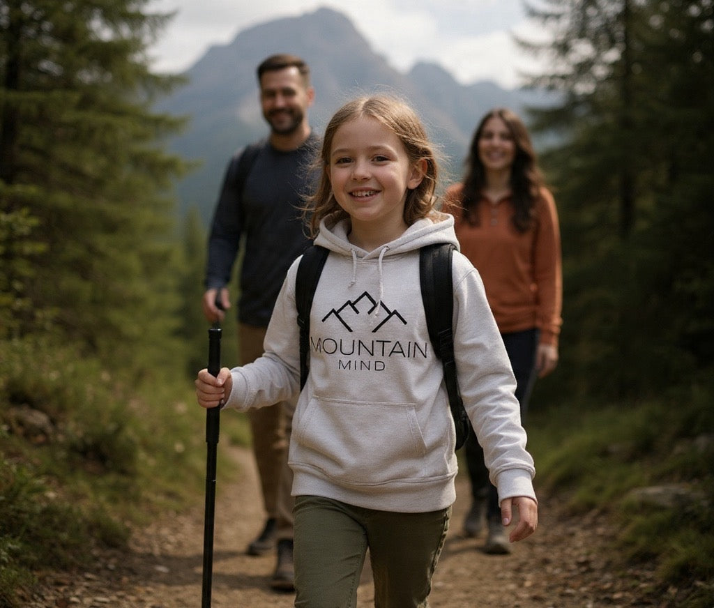 Ein kleines Mädchen trägt beim Wandern einen Mountain Mind Hoodie