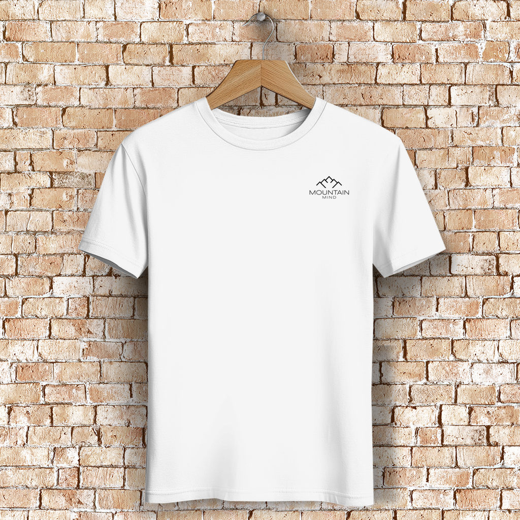 weißes Rundhals Tshirt mit kleinem Mountain Mind Logo auf der Brust