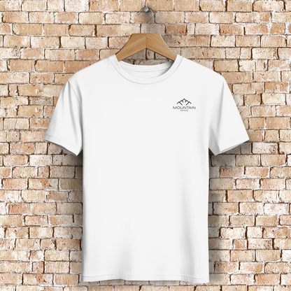 weißes Rundhals Tshirt mit kleinem Mountain Mind Logo auf der Brust
