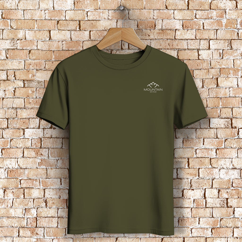 grünes Tshirt mit kleinem Mountain Mind Logo auf der Brust