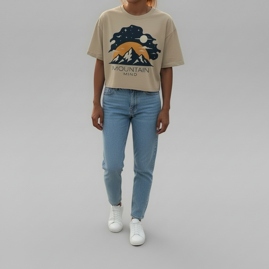 Eine junge Frau hat das bauchfreie Shirt mit Moon Mountain Mind an 
